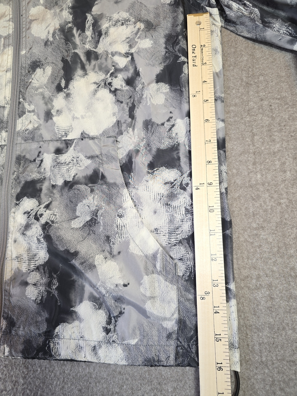 Original Use Gray & White Floral Windbreaker Medium - Picture 13 of 16